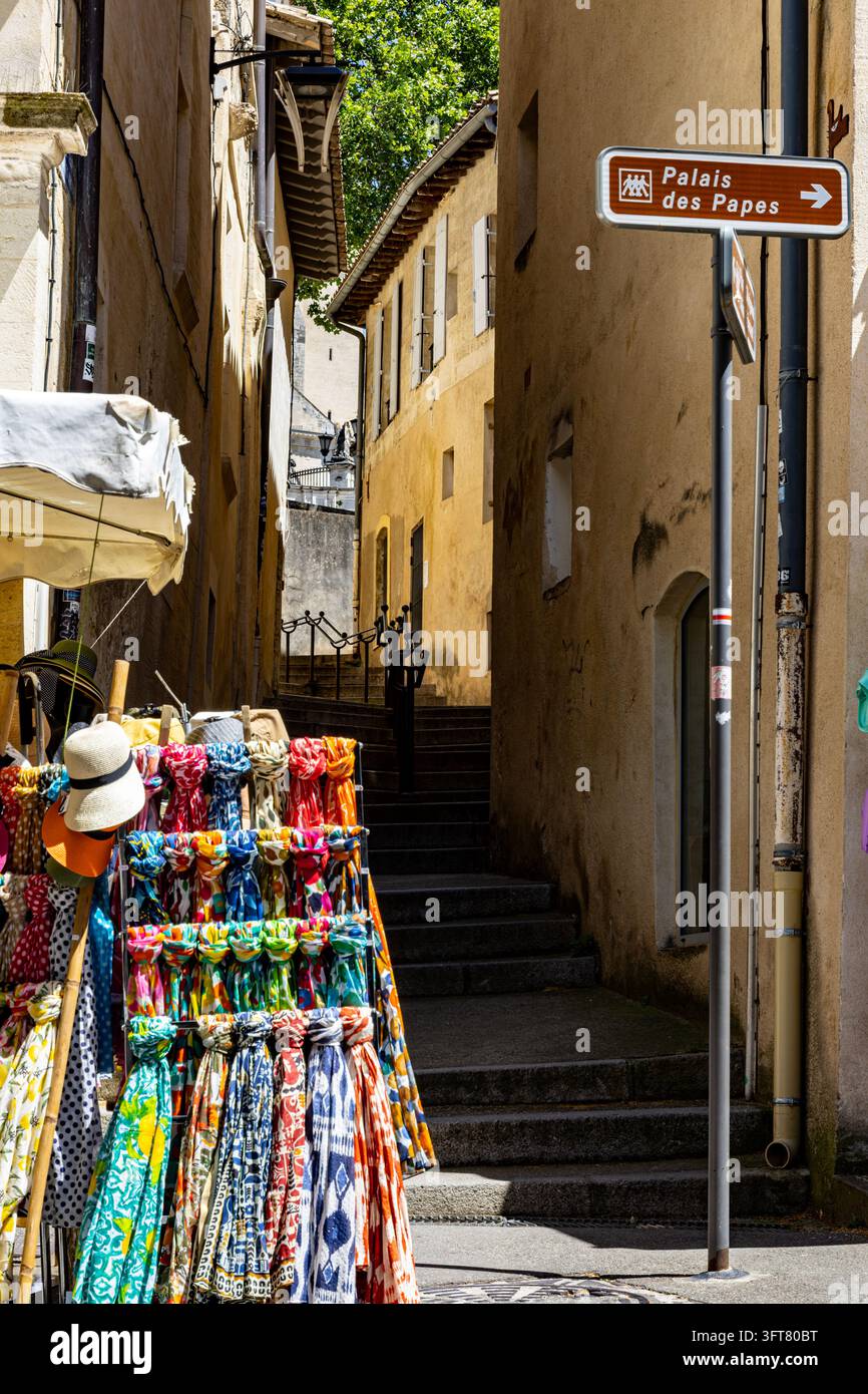 Passaggio stretto, scalini e sciarpe colorate e cartello stradale per il Palais des Papes. Centro città, Avignon, Francia. #2 Foto Stock