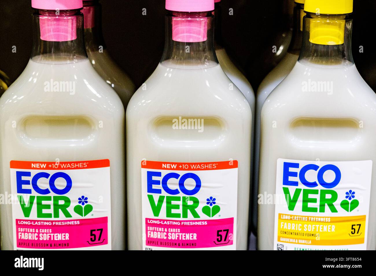 Londra, Regno Unito, 14 ottobre 2026, Primo piano di bottiglie concentrate di ammorbidente per tessuti ecologico Ecover su uno scaffale del supermercato Foto Stock