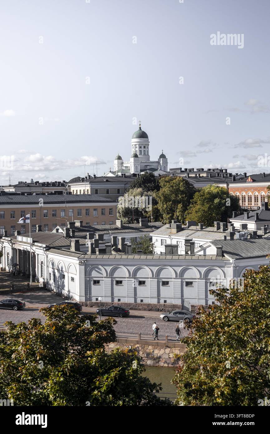 Vista aerea della Cattedrale di Helsinki che si erge sopra edifici storici, tetti e strade alberate a Helsinki, Uusimaa, Finlandia Foto Stock