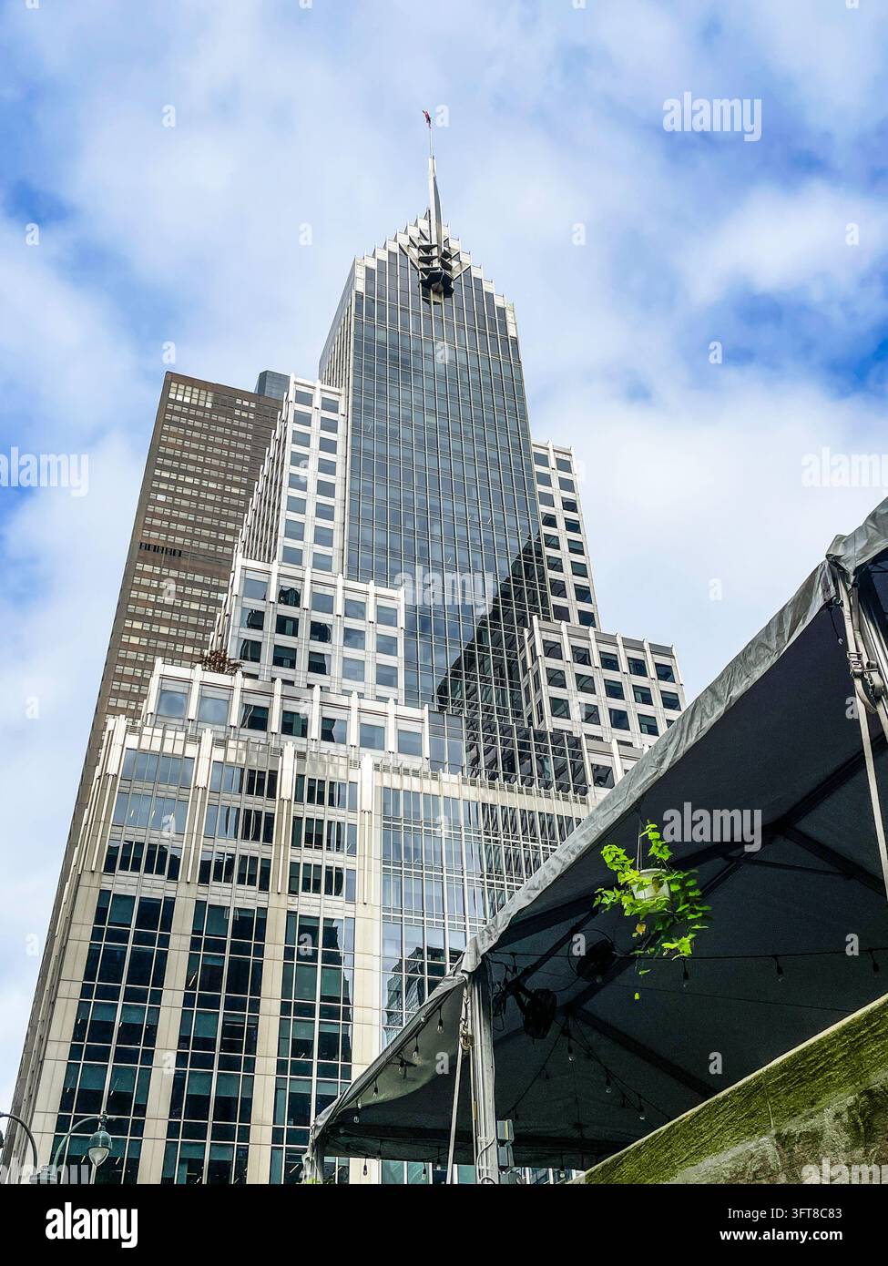 320 Park Ave. è un grattacielo torreggiante per uffici a Midtown Manhattan, New York City nel 2026, Stati Uniti - Immagine stock catturata con smartphone