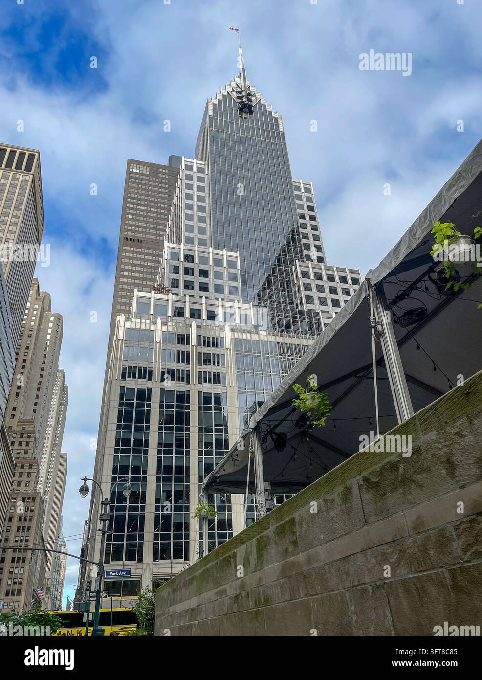 320 Park Ave. è un grattacielo torreggiante per uffici a Midtown Manhattan, New York City nel 2026, Stati Uniti - Immagine stock catturata con smartphone