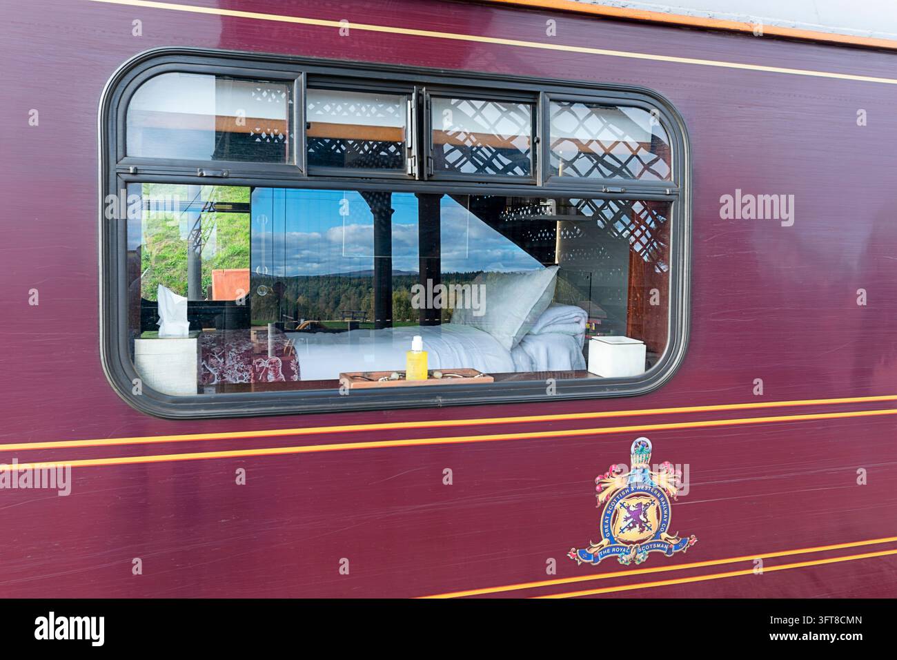 Treno diesel e carrozze Royal Scotsman in attesa alla stazione di Boat of Garten, un compartimento letto Foto Stock