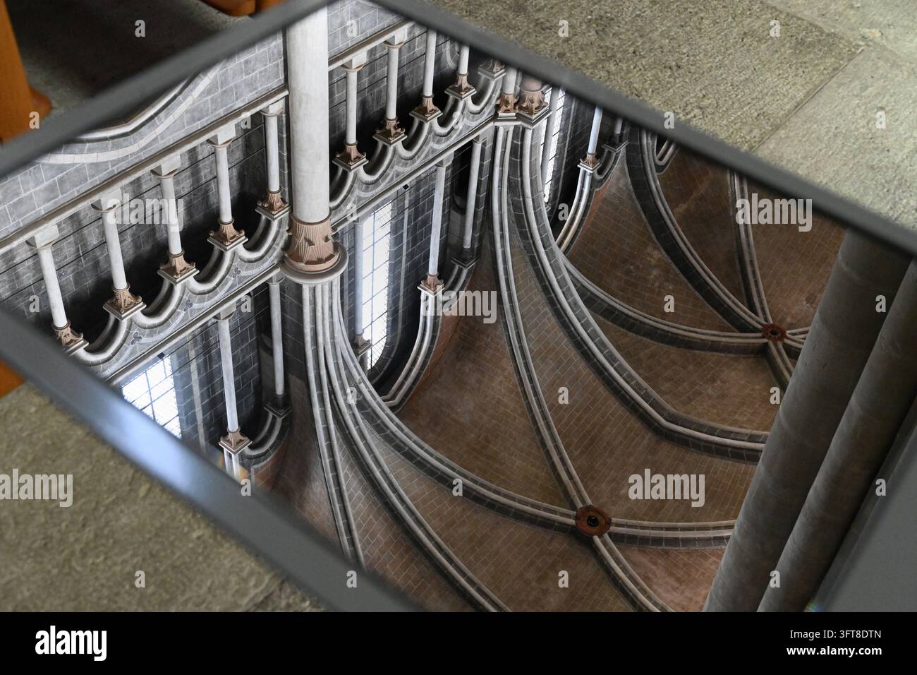 Riflessi delle volte a crociera interne o del soffitto a volta della Cattedrale di Nostra Signora di Losanna (1275) o Cattedrale di Losanna Svizzera Foto Stock