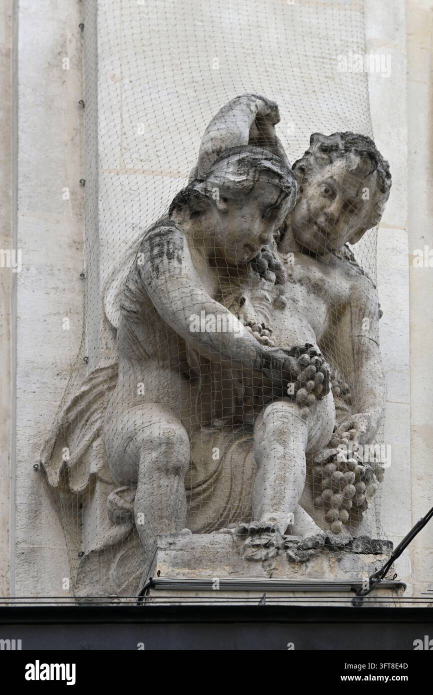 Rete per uccelli o rete anti-uccelli che protegge o mette al sicuro una scultura barocca storica nel centro storico o nel quartiere storico di Losanna Svizzera Foto Stock