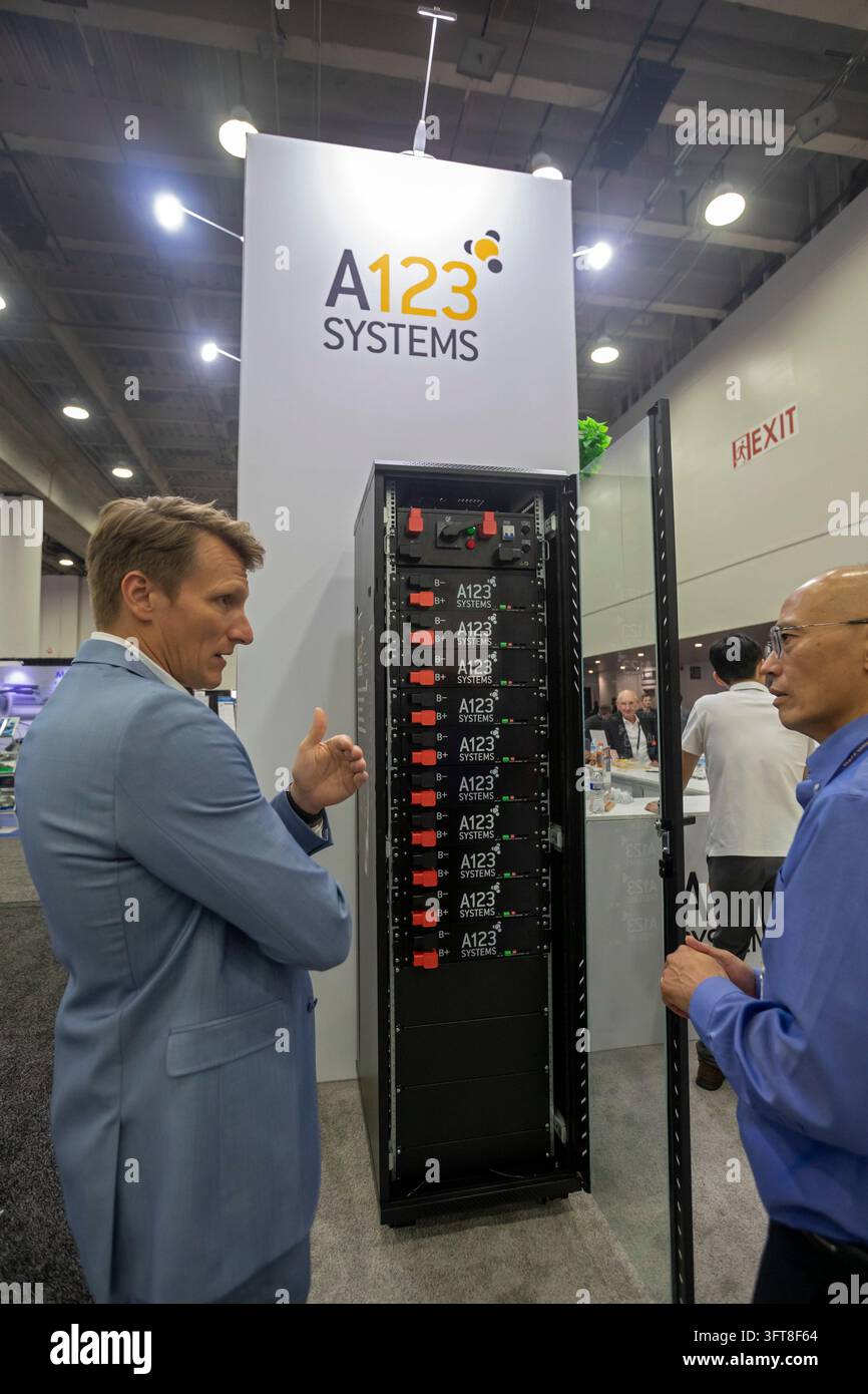 Detroit, Michigan, USA. 13 ottobre 2026. A123 Systems ha esposto attrezzature per batterie per centri di elaborazione dati al Battery Show e all'Electric and Hybrid Vehicle Technology Expo. L'evento annuale riunisce migliaia di persone per conoscere e dimostrare tecnologie e innovazioni all'avanguardia. Credit: Jim West/Alamy Live News Foto Stock
