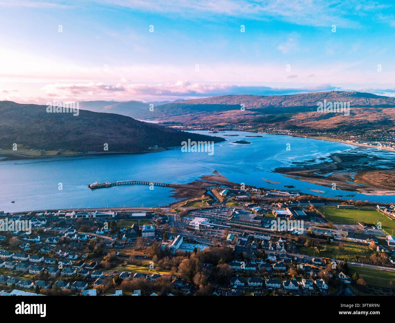 Vista aerea della città costiera di Oban, che mostra il porto, il terminal dei traghetti, le colline circostanti e le acque calme della baia a Oban, Scozia, Un Foto Stock