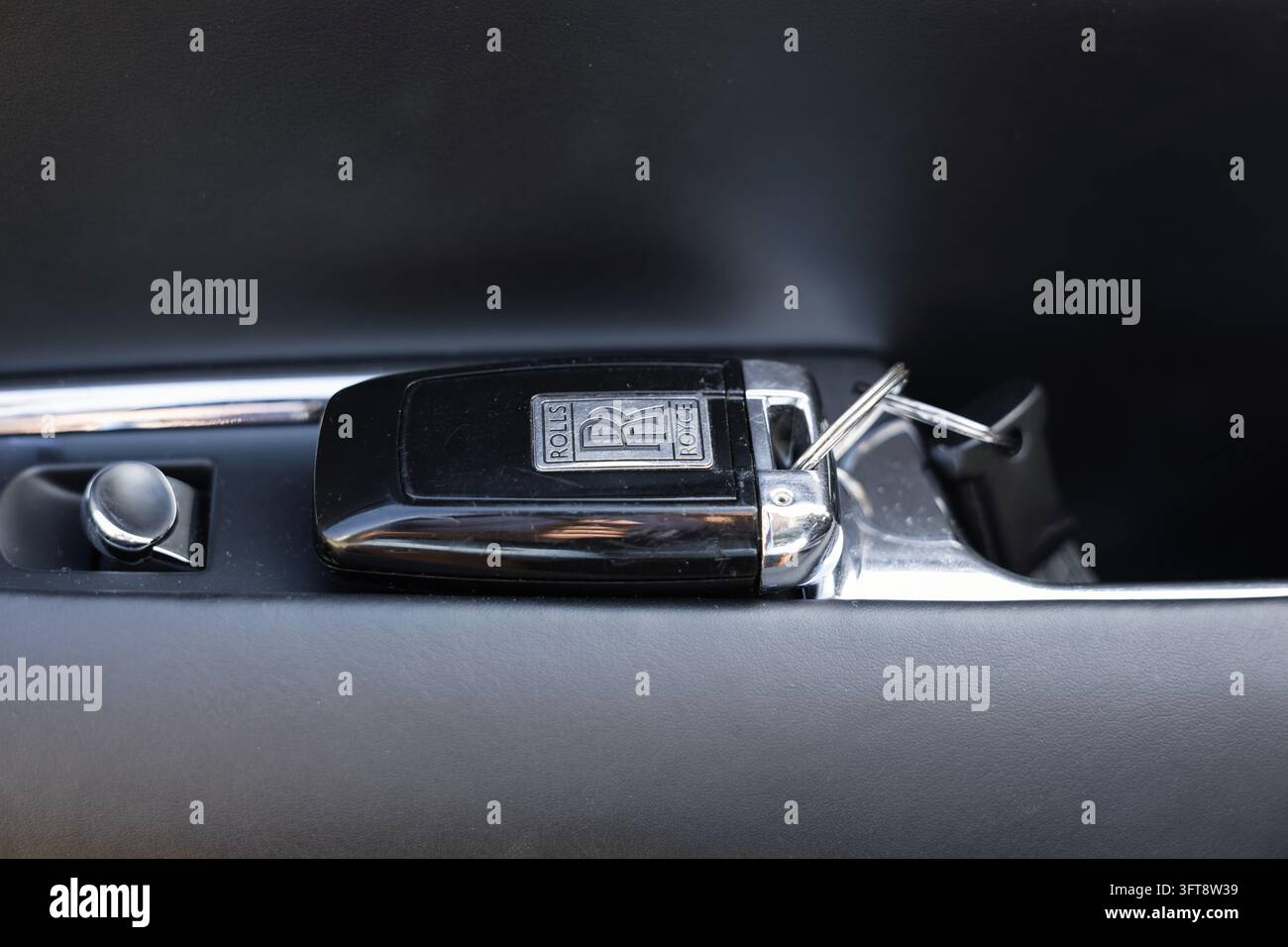 Ljubljana, Slovenia - 14 settembre 2026: Il portachiavi di una Rolls Royce poggia sul cruscotto all'interno dell'auto. Il suo emblema è visibile. Foto Stock