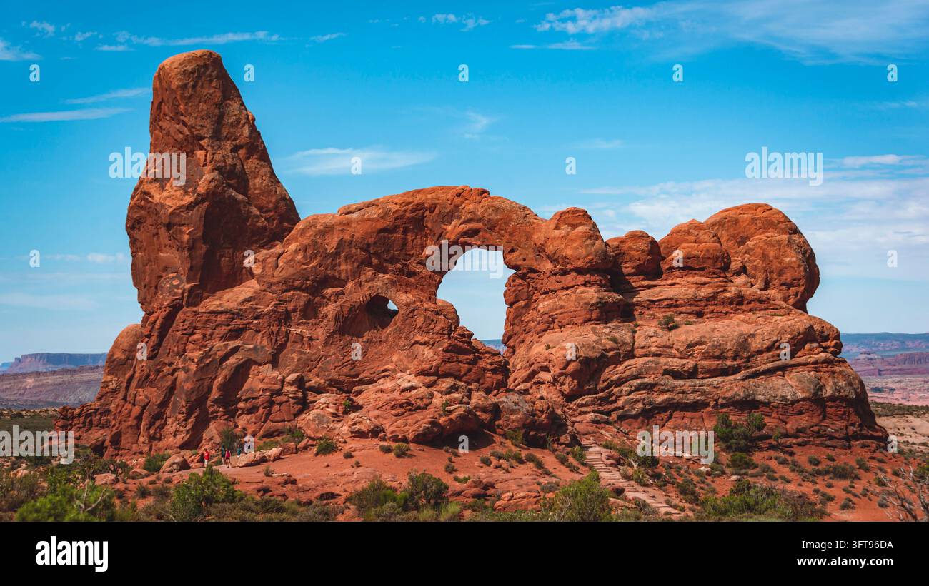 Turret Arch, un arco di arenaria nella sezione Windows dell'Arches National Park, Utah, USA, sotto un cielo blu Foto Stock