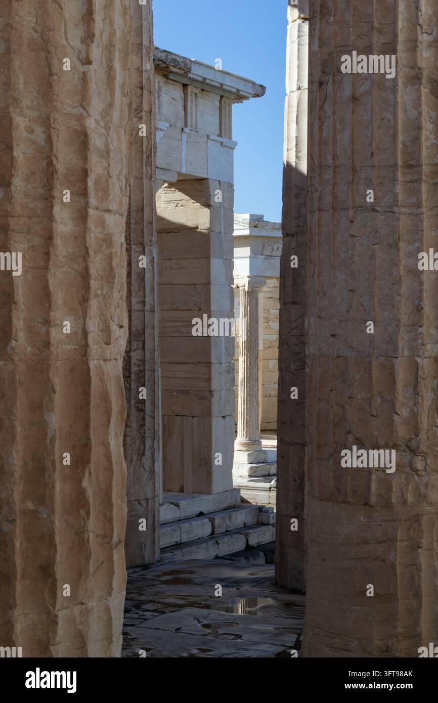 Vista tra le colonne antiche dell'Acropoli ad Atene, Grecia Foto Stock