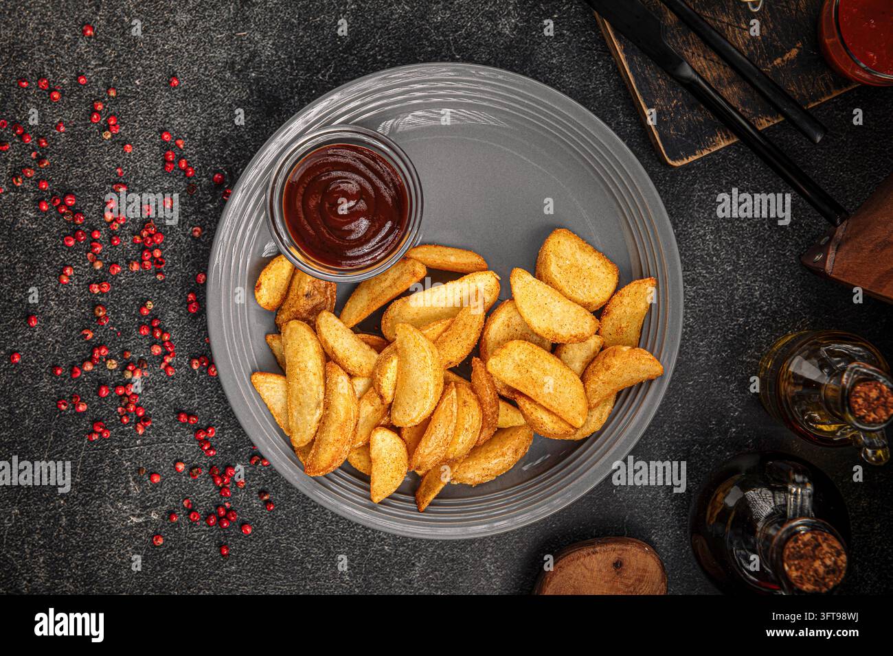 Spiedini di patate con salsa su piatto grigio Foto Stock