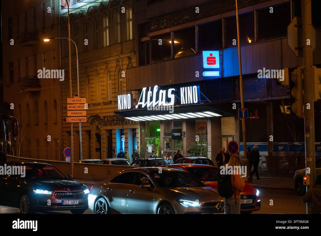 L'ingresso illuminato del cinema Kino Atlas su Sokolovská Street, con auto e pedoni che passano di notte. Praga, Repubblica Ceca – 14 ottobre Foto Stock