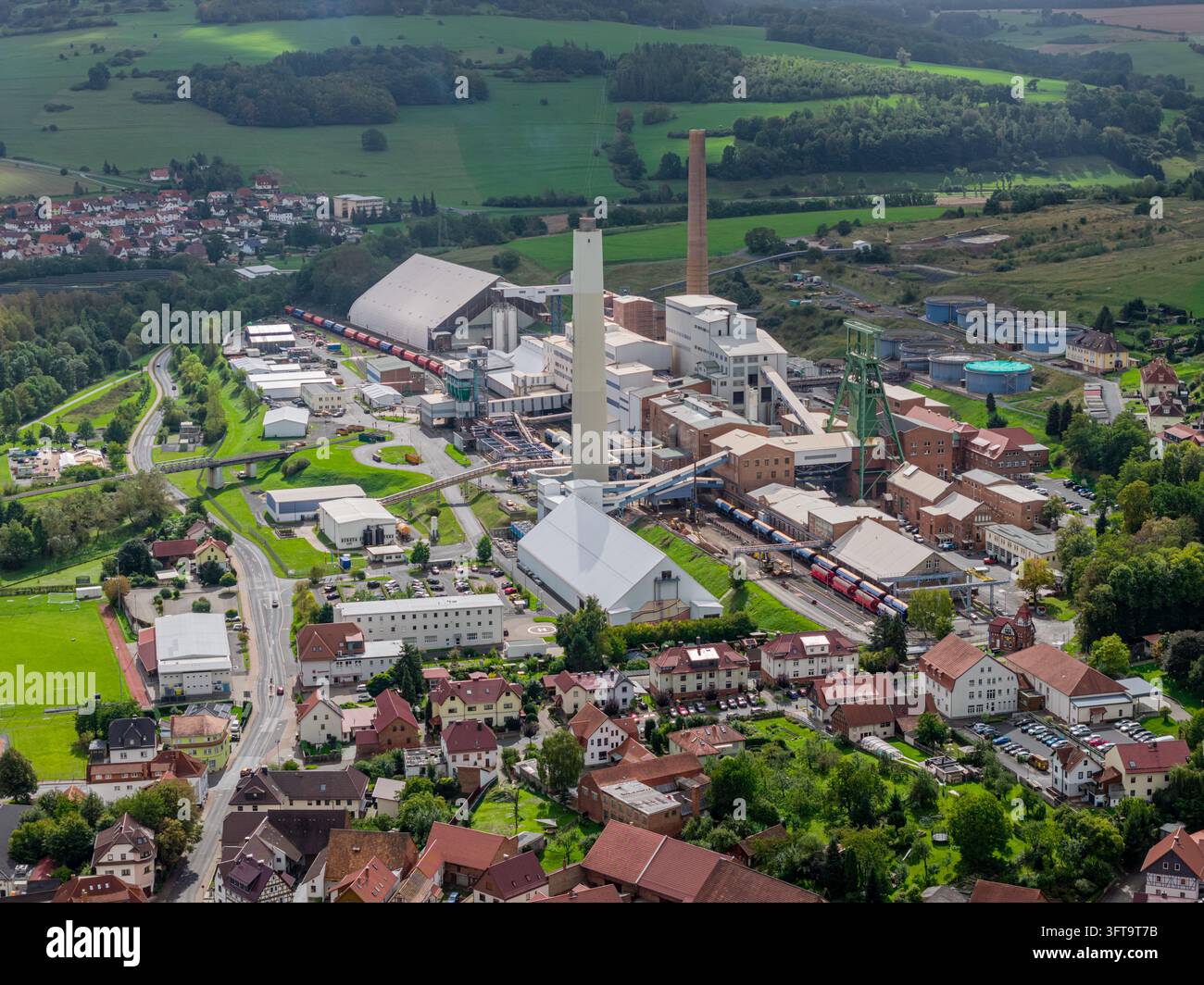 Unterbreizbach, Turingia, Germania – 21 settembre 2026: Veduta aerea dello stabilimento di potassio K+S con edifici industriali, alte ciminiere e treni merci Foto Stock