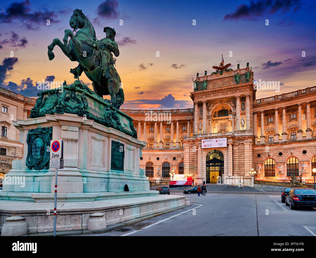 Monumento equestre in bronzo del principe Eugenio di Savoia davanti all'ala Nuova Burg del palazzo imperiale della Hofburg al tramonto a Vienna, Austria Foto Stock