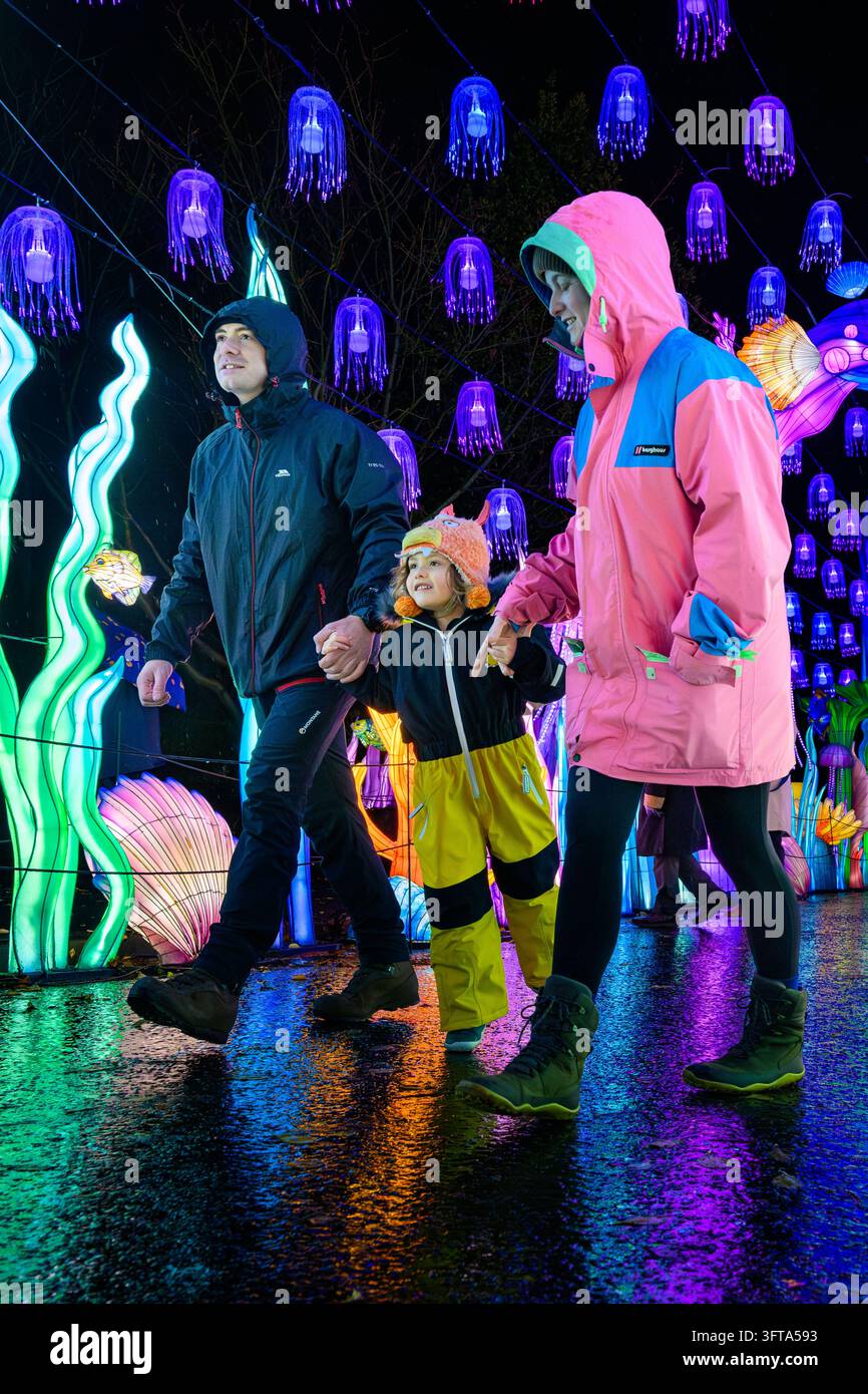 I visitatori passeggiano tra esposizioni di lanterne illuminate a tema oceanico lungo il sentiero delle Lanterne Giganti, zoo di Edimburgo, Edimburgo, Scozia, Regno Unito Foto Stock