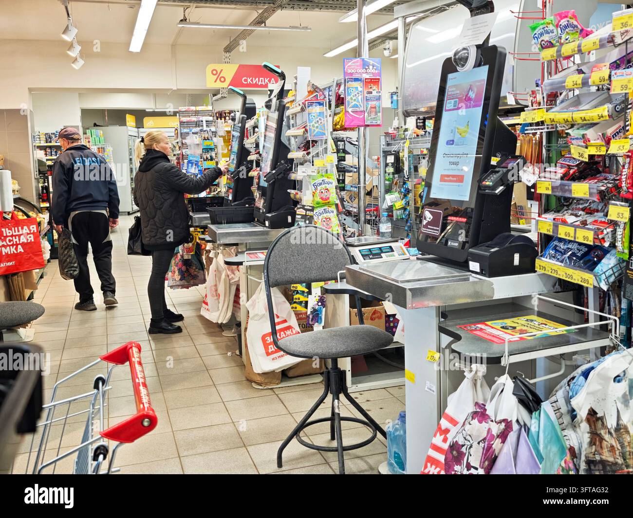 Kirov, Russia - 1 aprile 2026: Cliente utilizza il sistema di autoscansione in un supermercato. Scansiona gli articoli e completa il pagamento presso un terminale automatizzato. Foto Stock