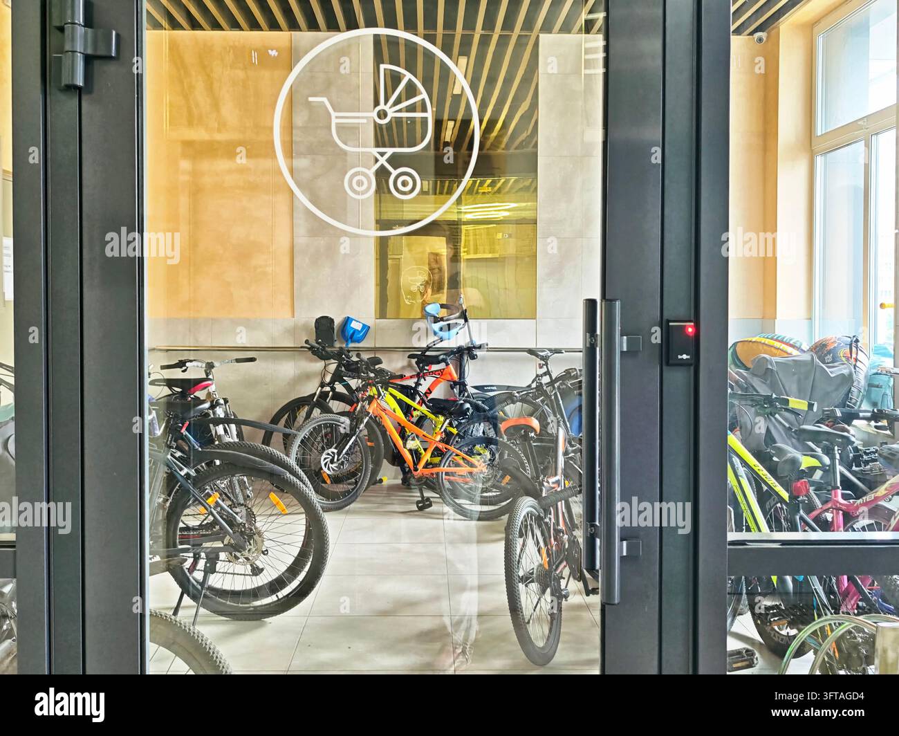 Kirov, Russia – 7 settembre 2026. Biciclette visibili attraverso l'ingresso in vetro di un'area di stoccaggio condivisa per biciclette, che illustra un parcheggio sicuro per biciclette, cy Foto Stock
