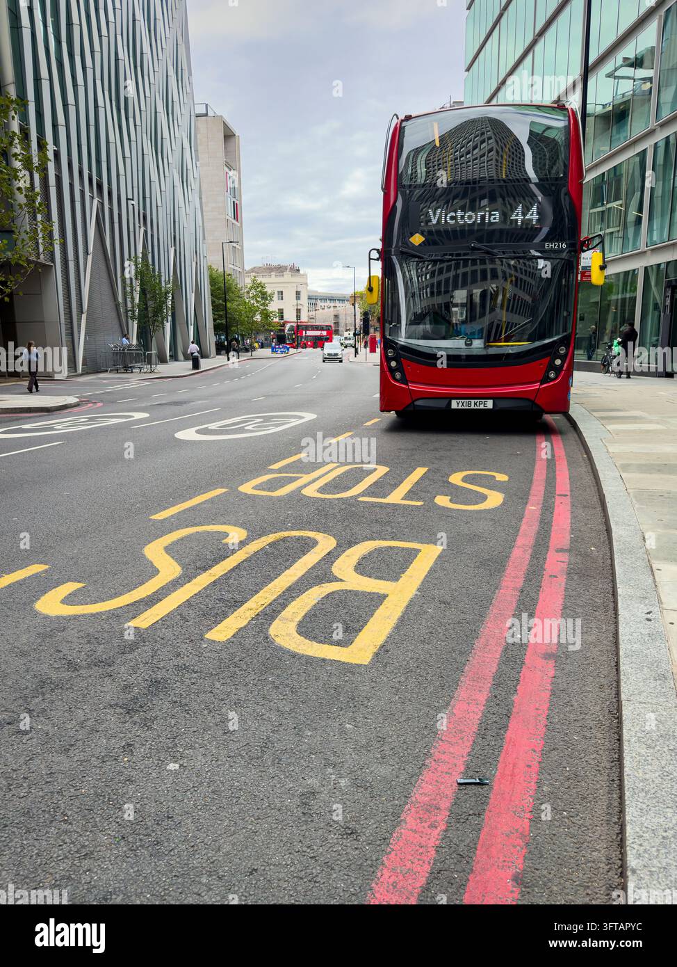 Londra, Regno Unito - 11 settembre 2026; Bus rosso a due piani di Londra a una fermata dell'autobus su una strada cittadina Foto Stock