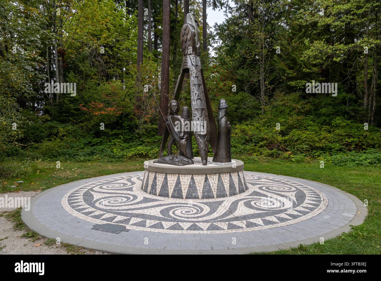 Vancouver, Canada – 7 settembre 2026: Composizione orizzontale a livello degli occhi del monumento in bronzo dei Salish della costa che raffigura figure tradizionali e un corvo sul Foto Stock