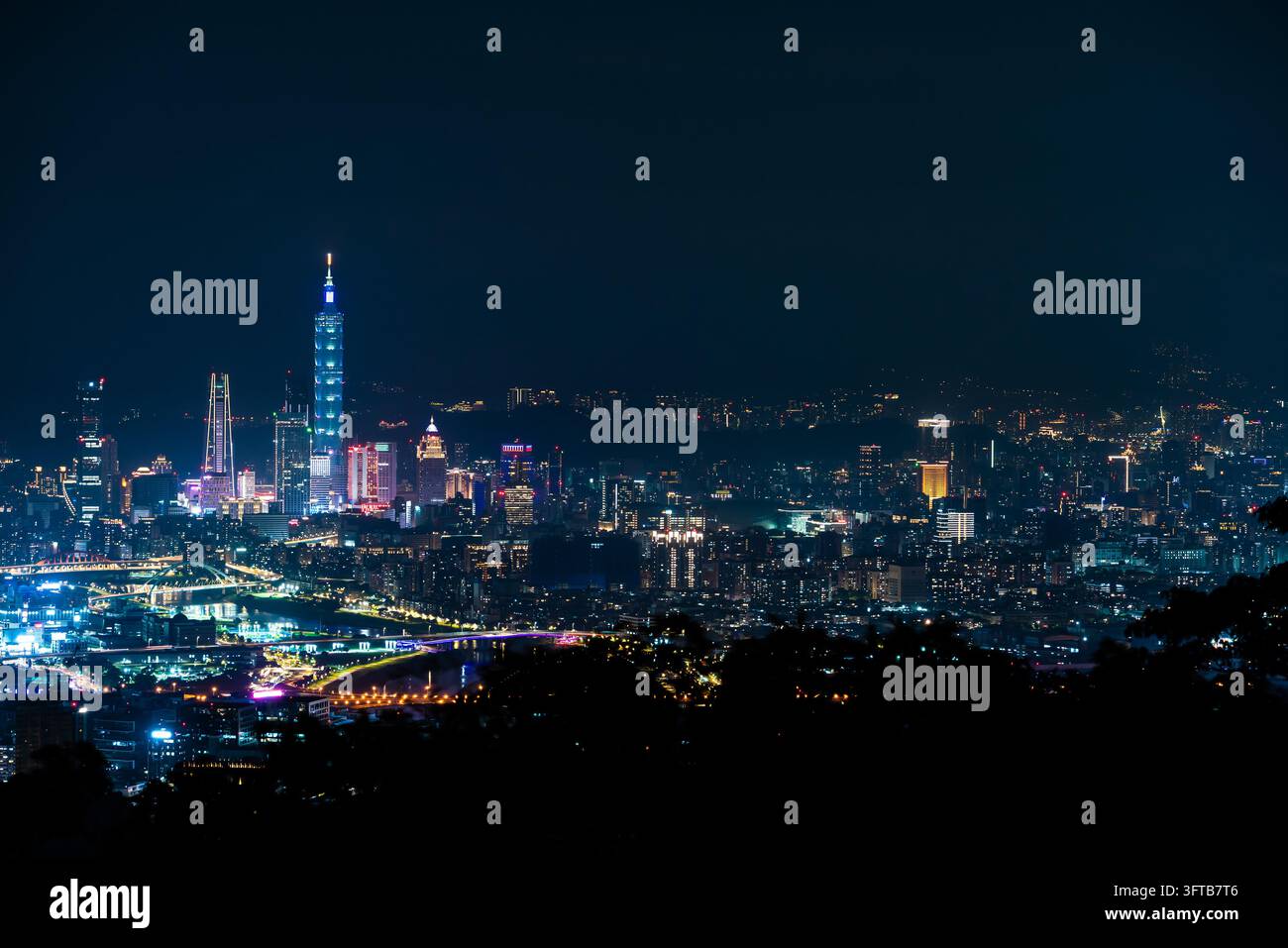 Vista aerea dello skyline della città di Taipei di notte con Taipei 101 e grattacieli illuminati a Taiwan Foto Stock