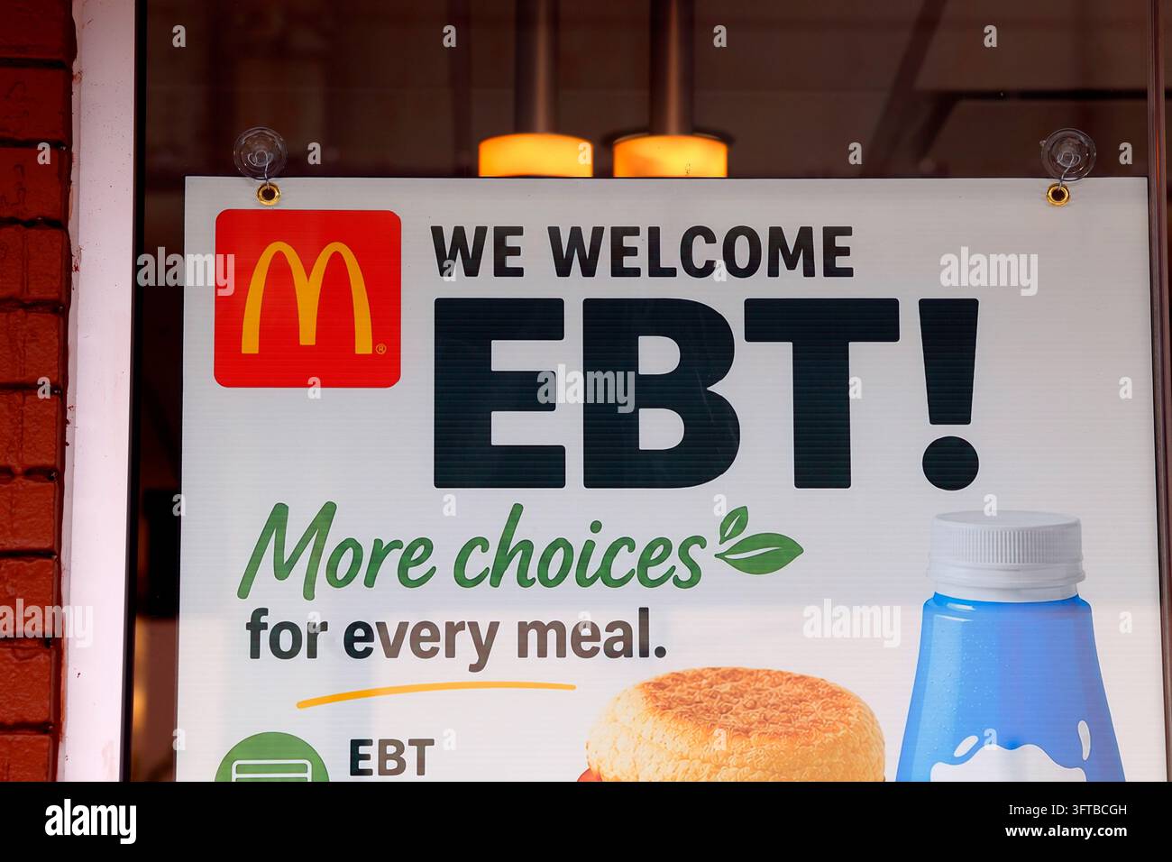 Segnaletico in una filiale McDonalds che accetta trasferimenti di benefici elettronici (EBT). Alcuni stati partecipano al programma USDA SNAP Restaurant Meals. Foto Stock