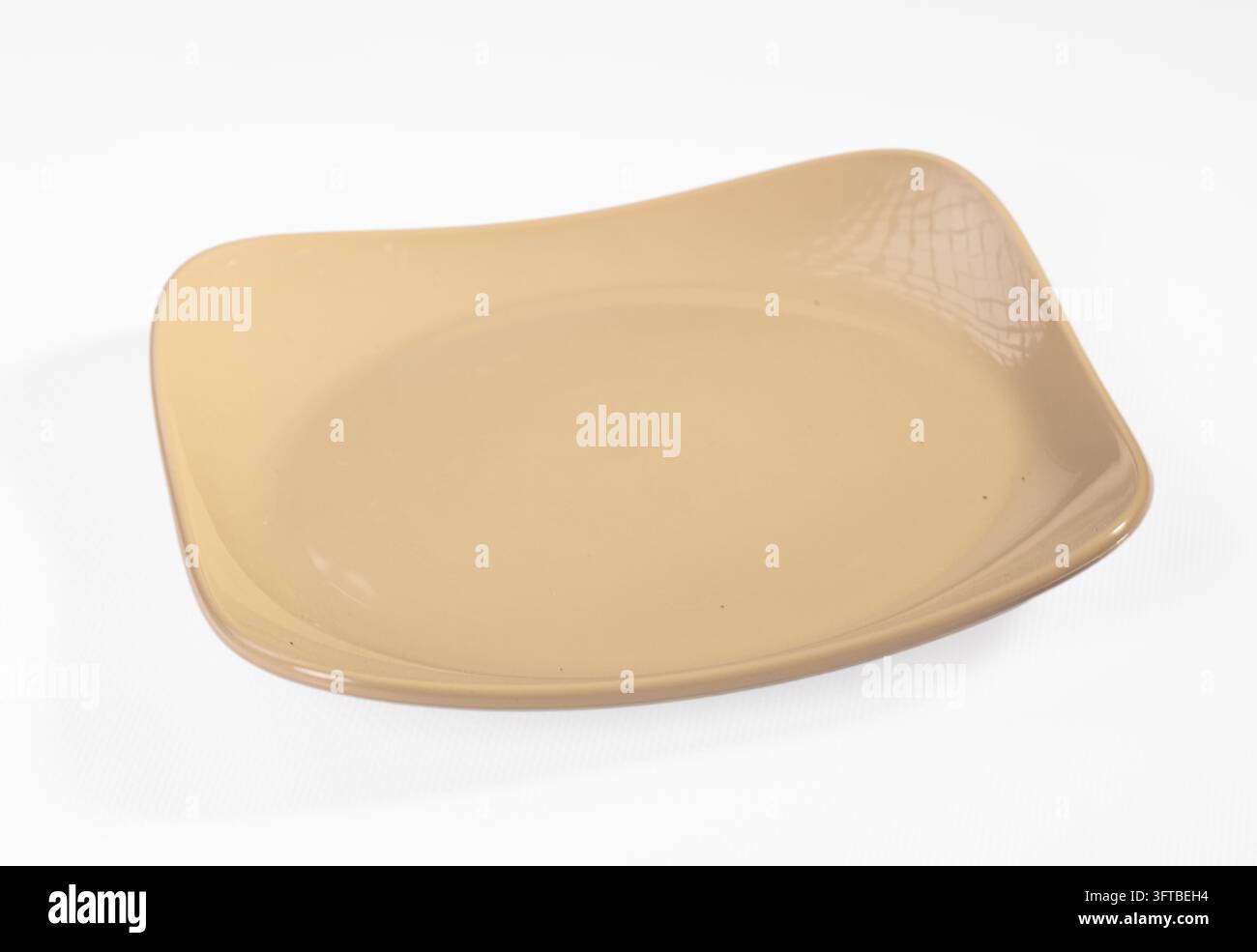 Superficie liscia opaca con riflessione sottile, su sfondo bianco semplice. Oggetto di scena per lo styling del cibo Foto Stock
