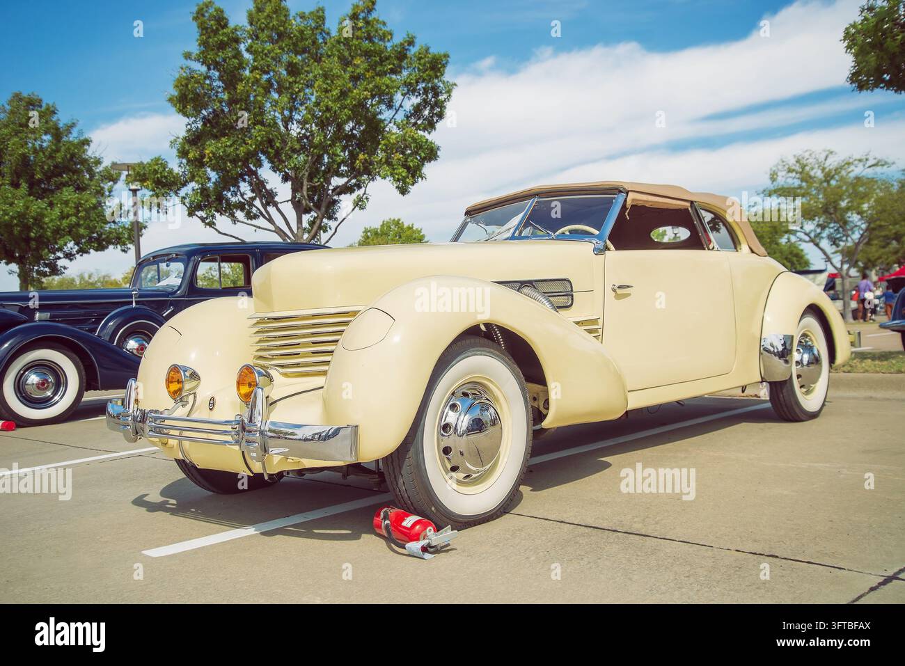 WESTLAKE, TEXAS - 15 OTTOBRE 2022: Vista frontale di un'auto classica Cord 812 Phaeton giallo chiaro del 1937. Foto Stock