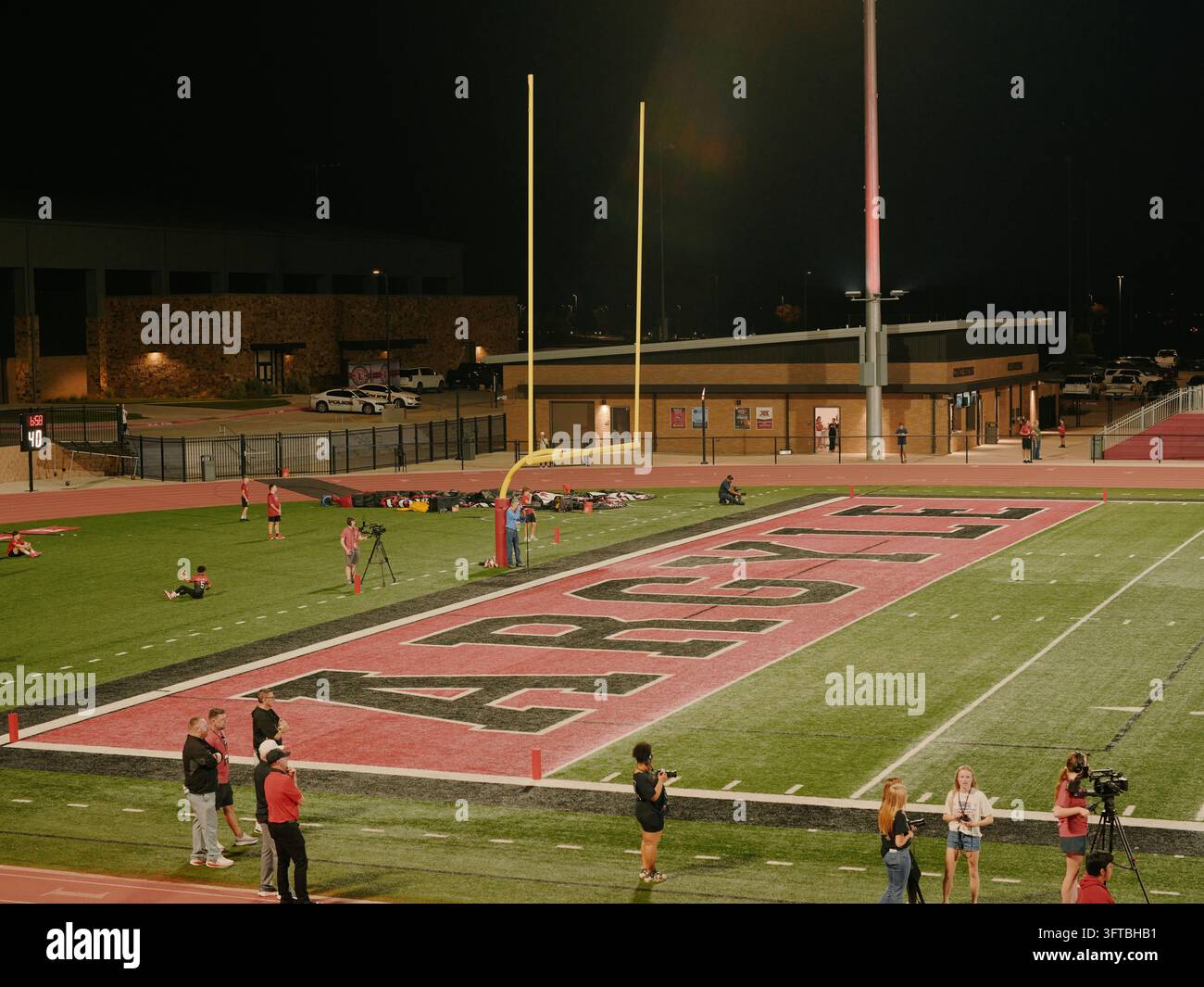 Zona di arrivo Argyle e pali del goal in uno stadio di football americano delle scuole superiori Foto Stock