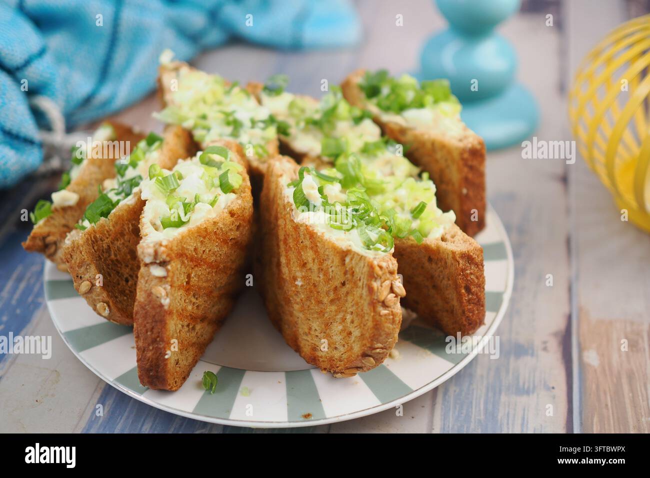 Deliziosi panini aperti con condimenti su un piatto Foto Stock