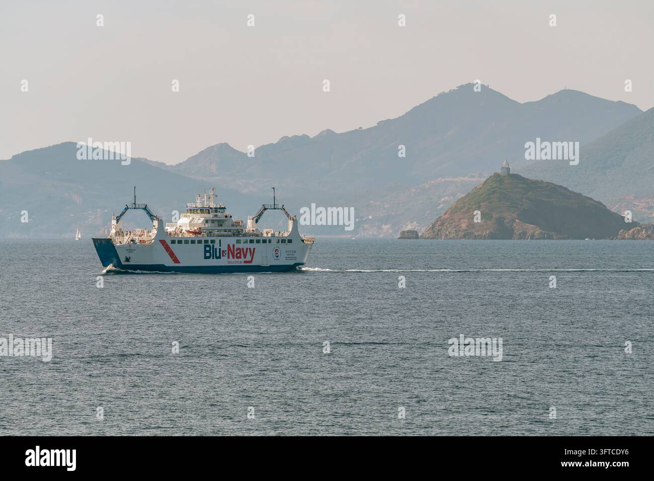 Un traghetto Blu Navy naviga tra l'isola d'Elba e Piombino, Livorno, Italia Foto Stock