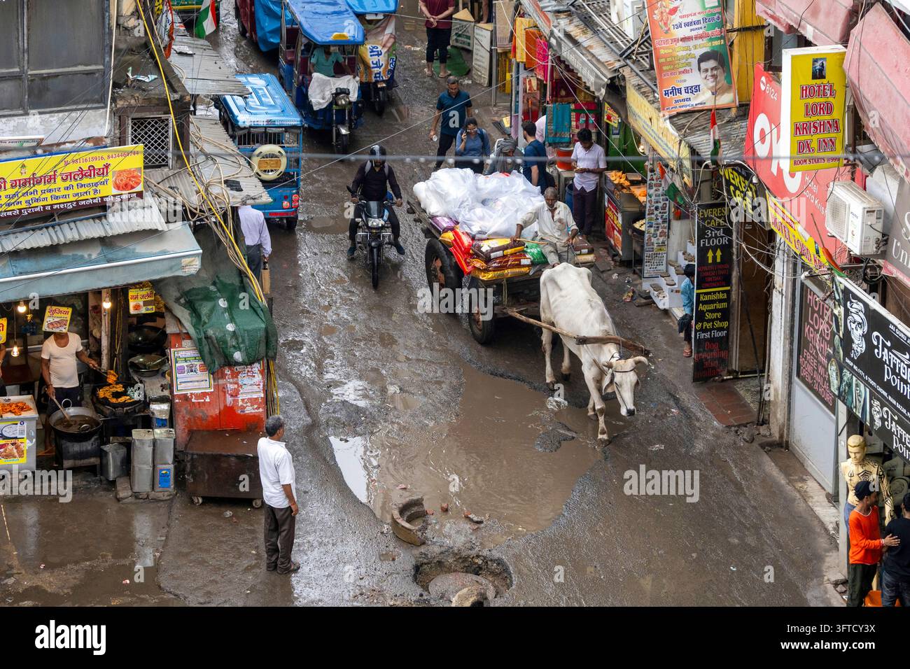 NUOVA DELHI - 16 SET: Via principale del bazar a Paharganj con negozi, hotel e traffico locale, a Nuova Delhi il 16 settembre 2022, India Foto Stock