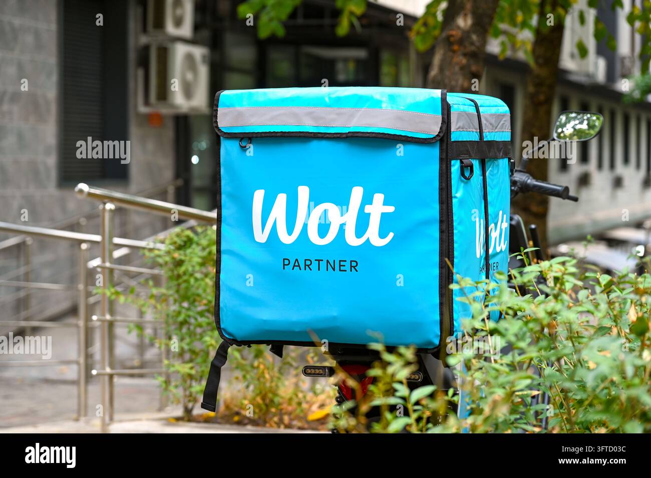 ALMATY - 06 OTT: Borsa di consegna Wolt su scooter ad Almaty il 6 ottobre 2026 in Kazakistan Foto Stock