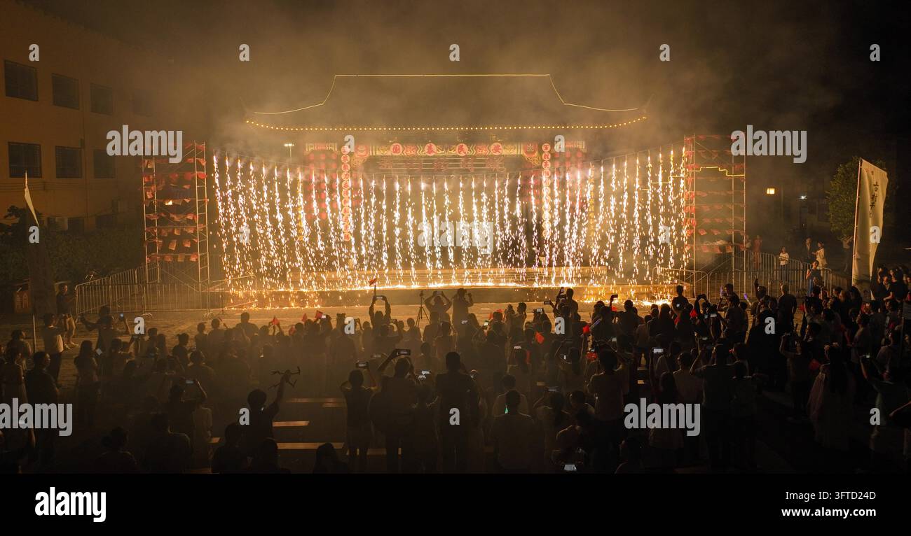 Una performance di "cascata di fuochi d'artificio" attira folle di turisti nell'area panoramica di Xuyuan Shouzhen nella città di Ganzhu, contea di Guangchang, Fuzhou, nella Cina orientale Foto Stock
