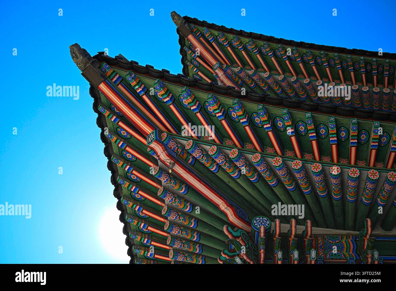 Colorati motivi tradizionali coreani dipinti sull'architettura in legno Foto Stock