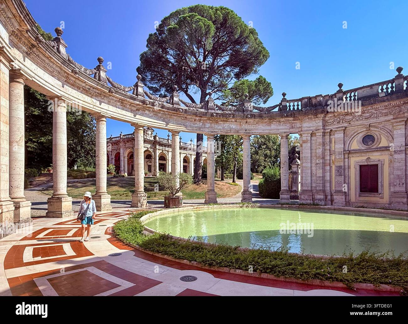 Colonnato monumentale a Montecatini Terme, Toscana, Italia, con colonne di pietra classiche, soffitti ornati e pavimenti in marmo geometrico. Foto Stock