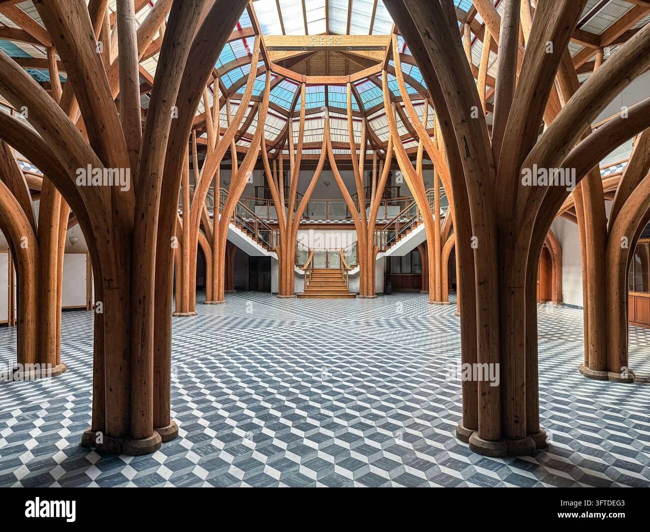 Salone Portoghesi a Montecatini Terme, Toscana, Italia, con una struttura in legno impressionante, pavimentazione geometrica e un interno simmetrico. Foto Stock