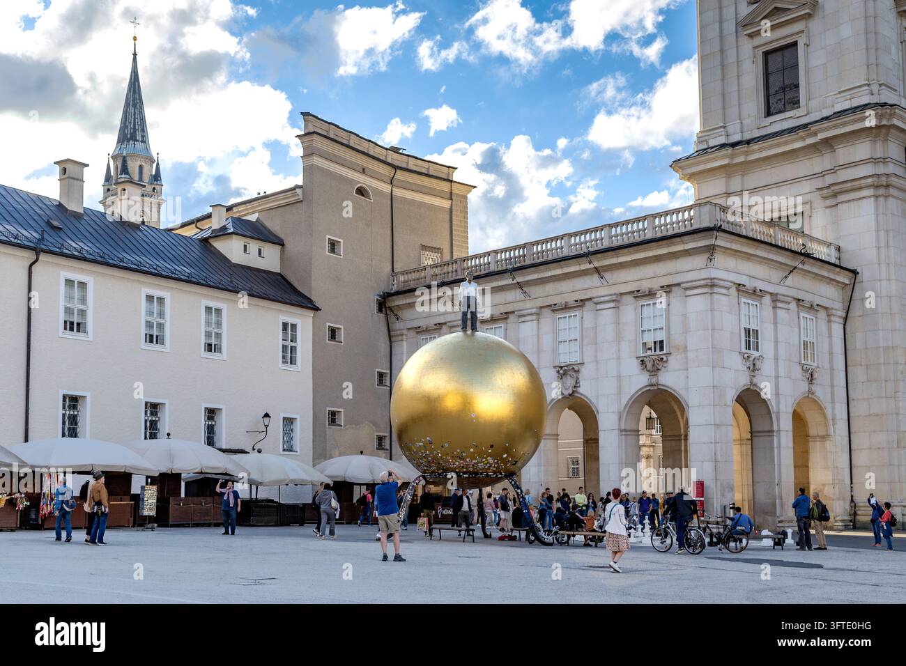 SALZBURG, AUSTRIA - 24 MAGGIO 2024: Questa è la piazza vicino alla Cattedrale con il monumento "Golden Ball", in onore del pasticcere Paul Furst. Foto Stock