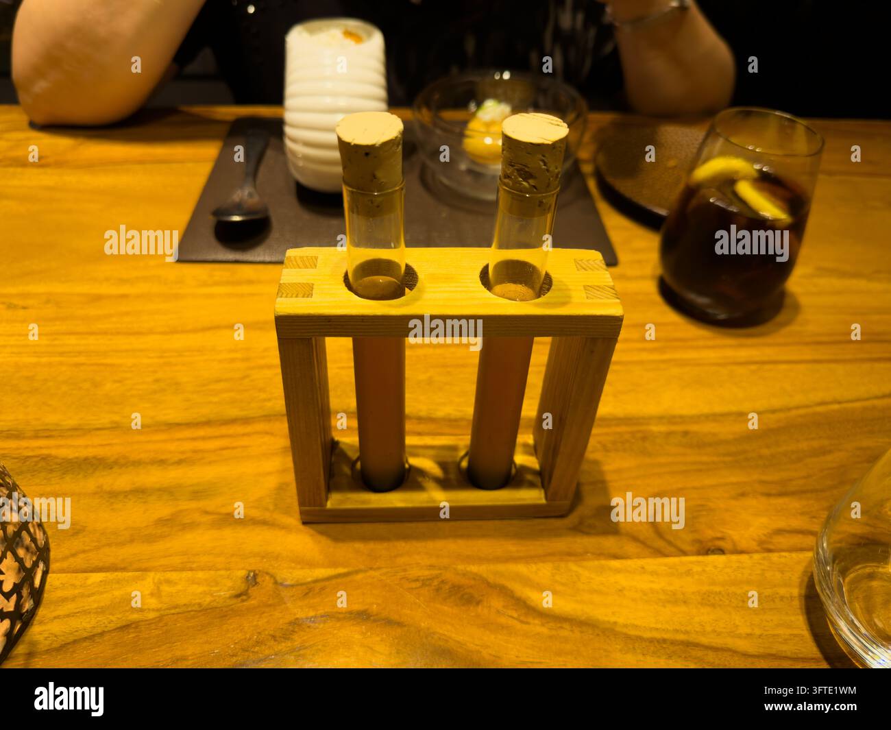 Presentazione creativa di cibo con provette e tappi su un tavolo da ristorante Foto Stock