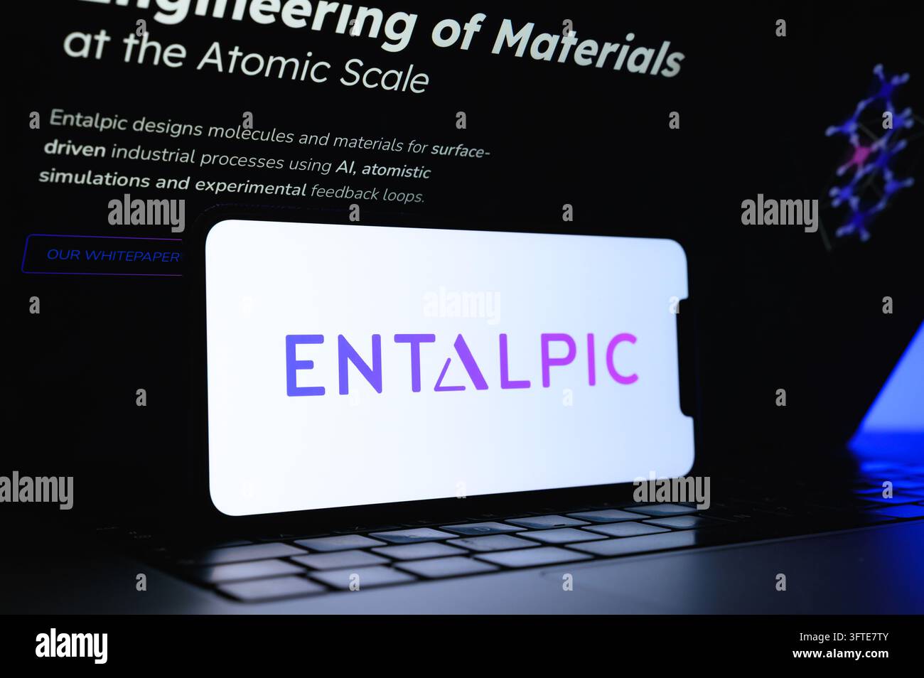 Parigi, Francia – 15 ottobre 2026: Il logo Entalpic è visualizzato sullo schermo di uno smartphone appoggiato su un laptop che mostra testo scientifico. Foto Stock