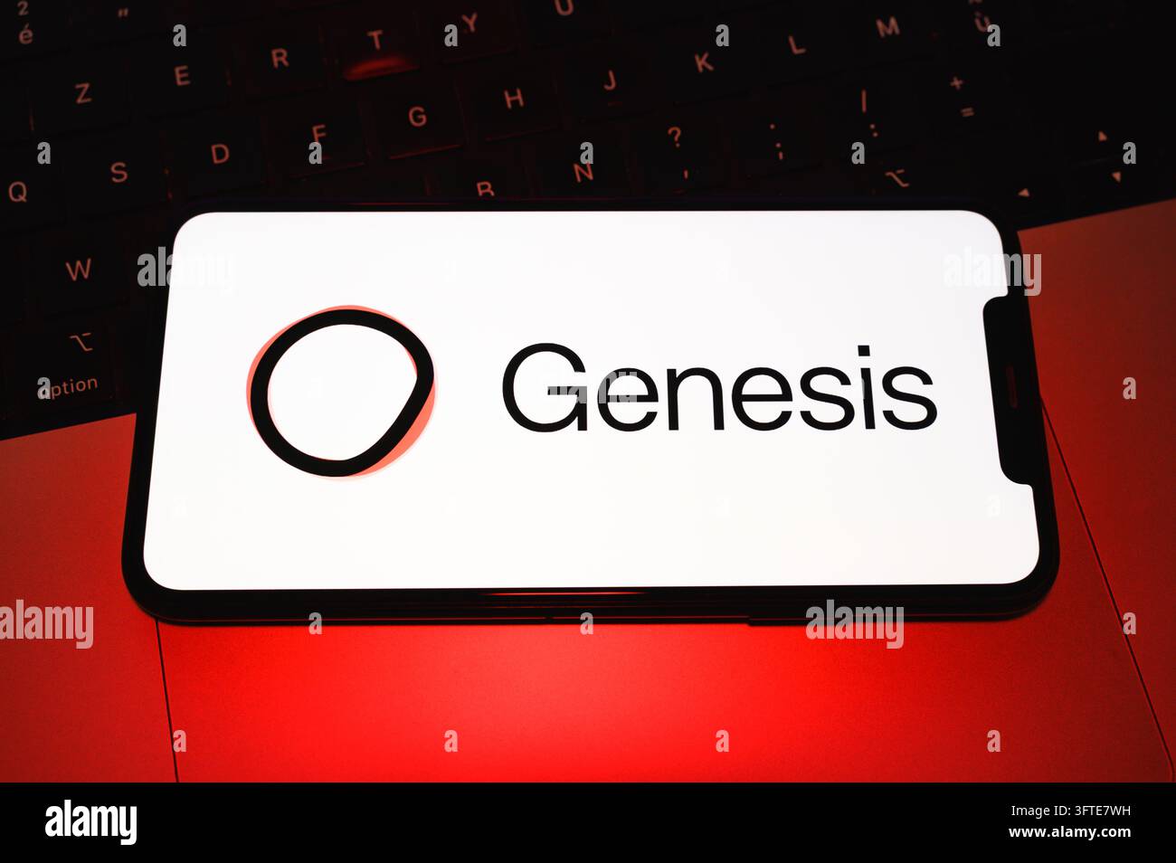 Parigi, Francia - 15 ottobre 2026: Il logo Genesis è centrato su uno schermo di smartphone luminoso su uno sfondo scuro. Foto Stock