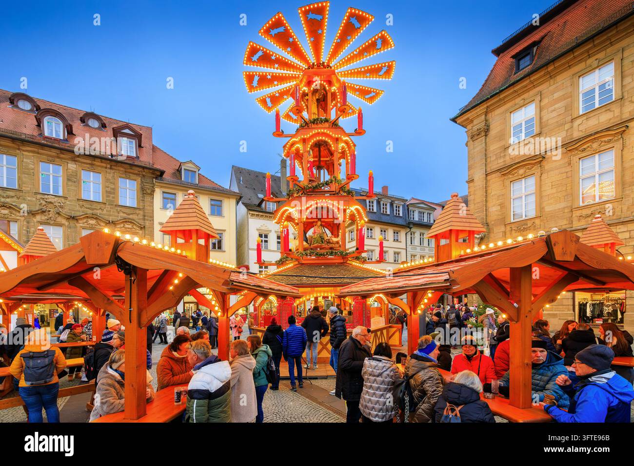 Bamberg, Germania – 4 dicembre 2025: Persone che gustano vin brulé al mercato di Natale. Foto Stock
