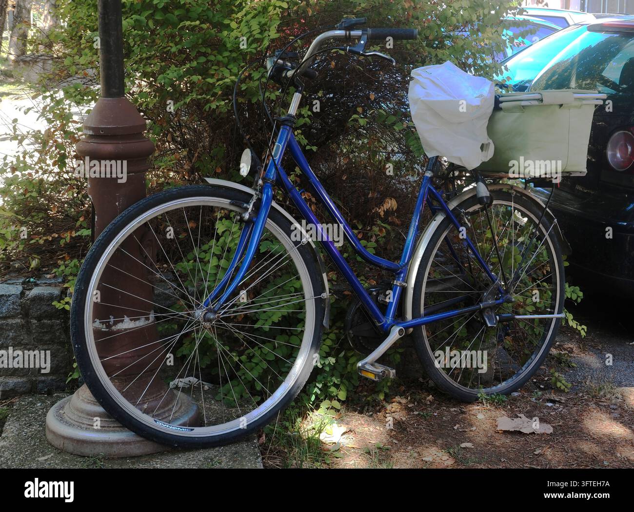 Vista più ravvicinata di una bicicletta urbana parcheggiata Foto Stock