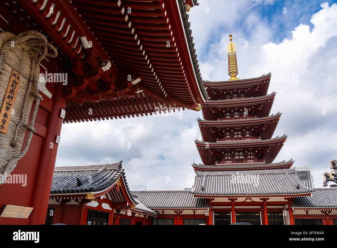 Tokio, Giappone – 8 agosto 2024: vista della famosa pagoda a cinque piani del tempio buddista Senso-ji a Tokyo in una giornata di agosto. Foto Stock