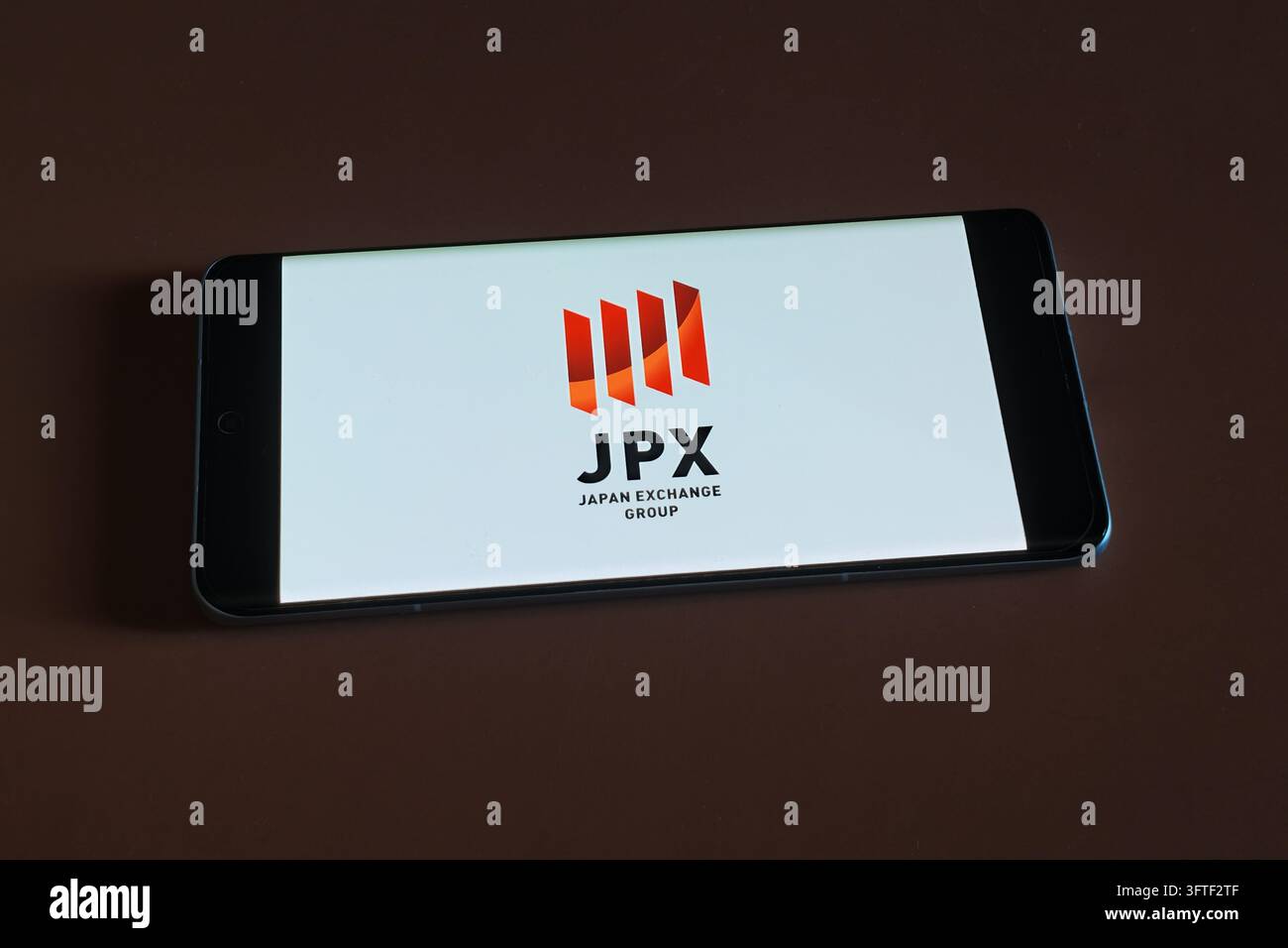 Smartphone che visualizza il logo JPX, l'operatore della Borsa di Tokyo. Foto Stock