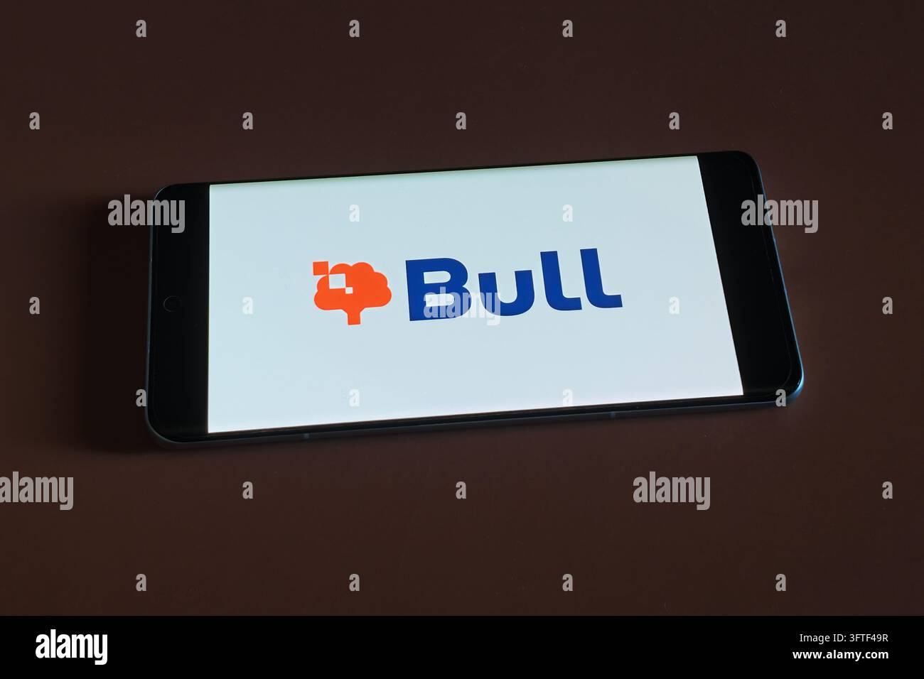 Smartphone che mostra il logo Bull, un'azienda francese di informatica ora parte di Atos Foto Stock