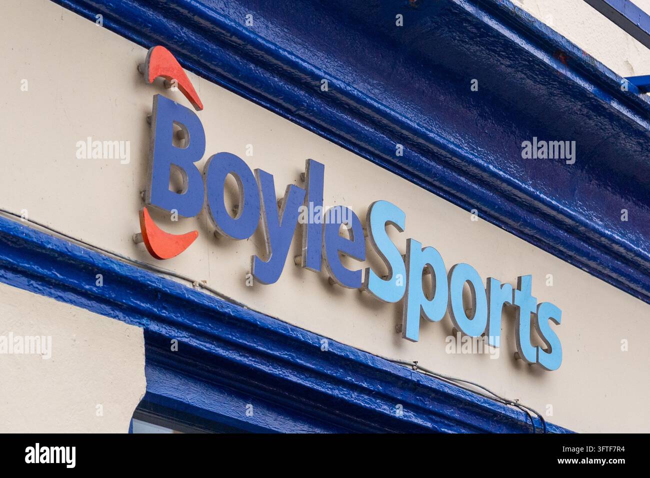 Logo Boyle Sports sulla facciata del suo negozio di scommesse a Dunmanway, West Cork, Irlanda. Foto Stock