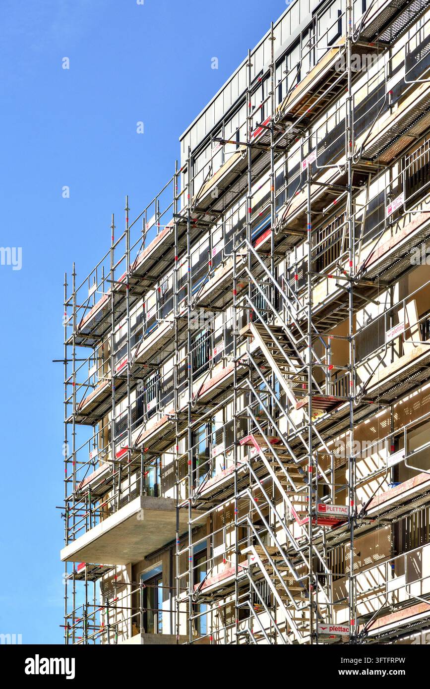 Grande soluzione di sicurezza per impalcature fornita da Altrad e Plettac Distribution nella costruzione di un nuovo edificio – Tours, Indre-et-Loire (37), Francia. Foto Stock