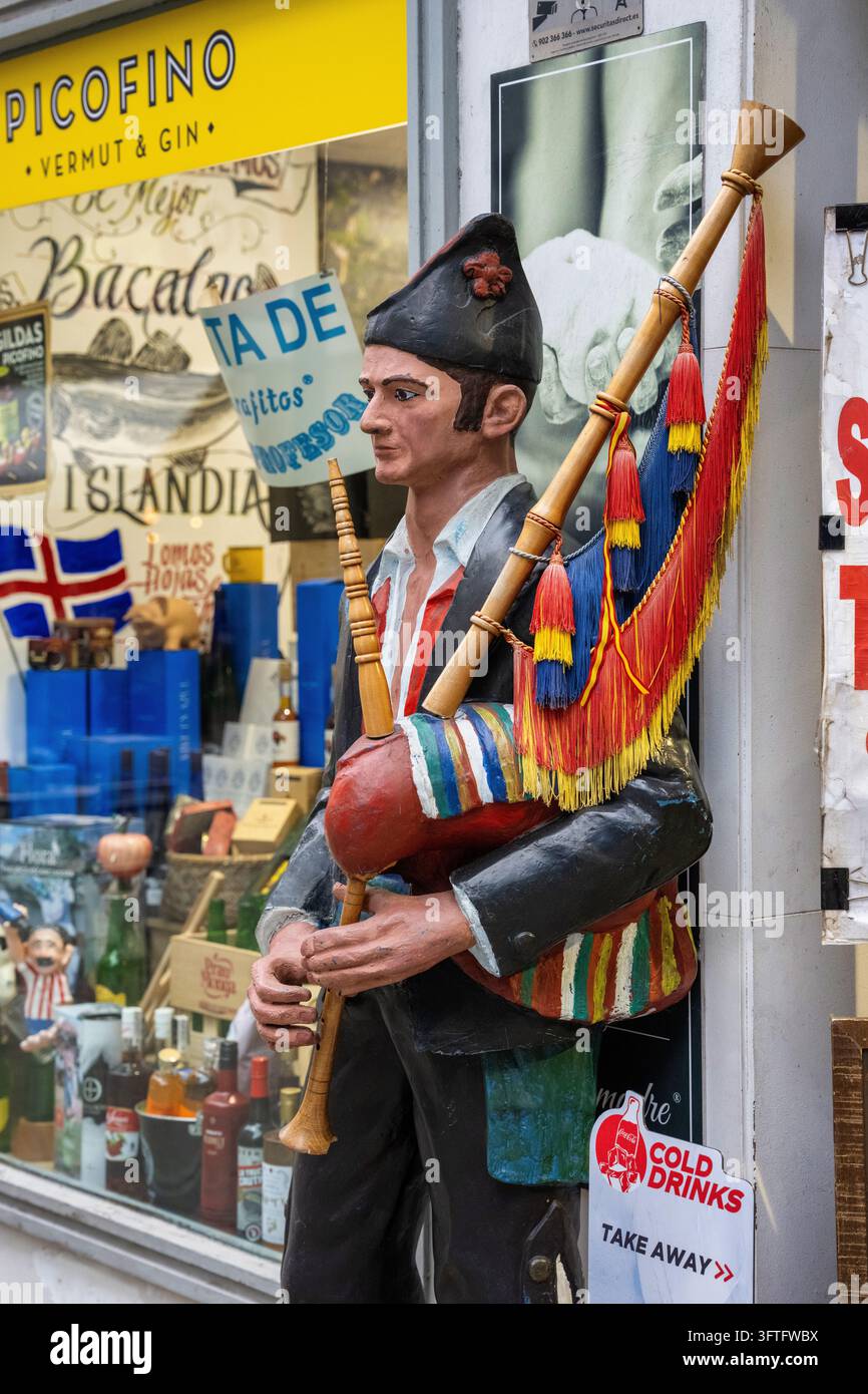 Negozio di souvenir, suonatore di cornamusa, Gijón, Asturie, Spagna Foto Stock