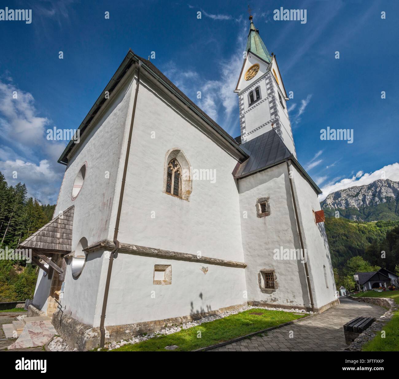Chiesa di Santa Maria delle Nevi, XV secolo, villaggio di Solčava, massiccio di Raduha in lontananza, Alpi di Savinja, Alta valle di Savinja, Stiria, Slovenia Foto Stock