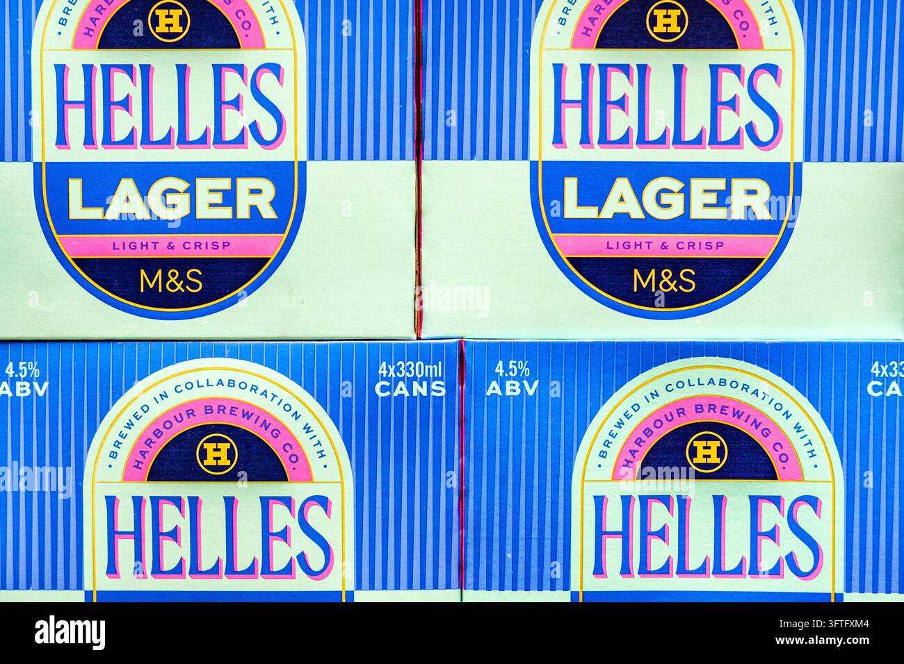 Londra, Regno Unito, 15 ottobre 2026, Primo piano della confezione multipack Helles Larger di Marks And Spencer in collaborazione con Harbour Brewing Co Foto Stock
