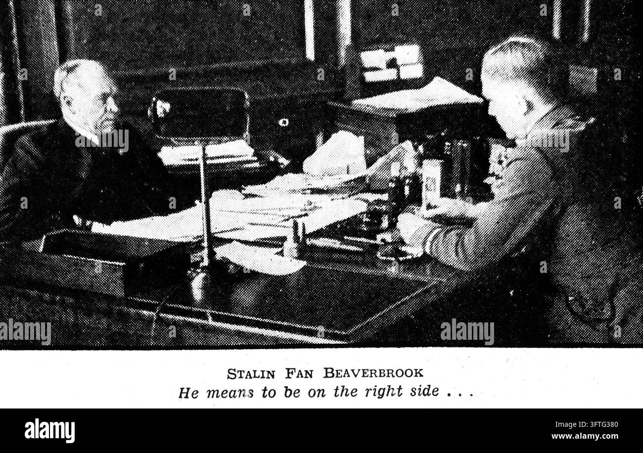 Il proprietario di giornali britannico e politico Lord Beaverbrook è seduto a una scrivania ricoperta di documenti in un articolo del 1942 del magazine News Review. Intitolato "Fan di Stalin Beaverbrook: Vuole essere dalla parte giusta", il ritaglio cattura il suo ruolo di paladino schietto di un'alleanza anglo-sovietica e della creazione di un Secondo Fronte in Europa per sostenere l'URSS. Beaverbrook ha svolto un ruolo vitale nel governo di coalizione di Winston Churchill durante la guerra, gestendo l'approvvigionamento industriale, la produzione di aerei e la diplomazia alleata. Foto Stock
